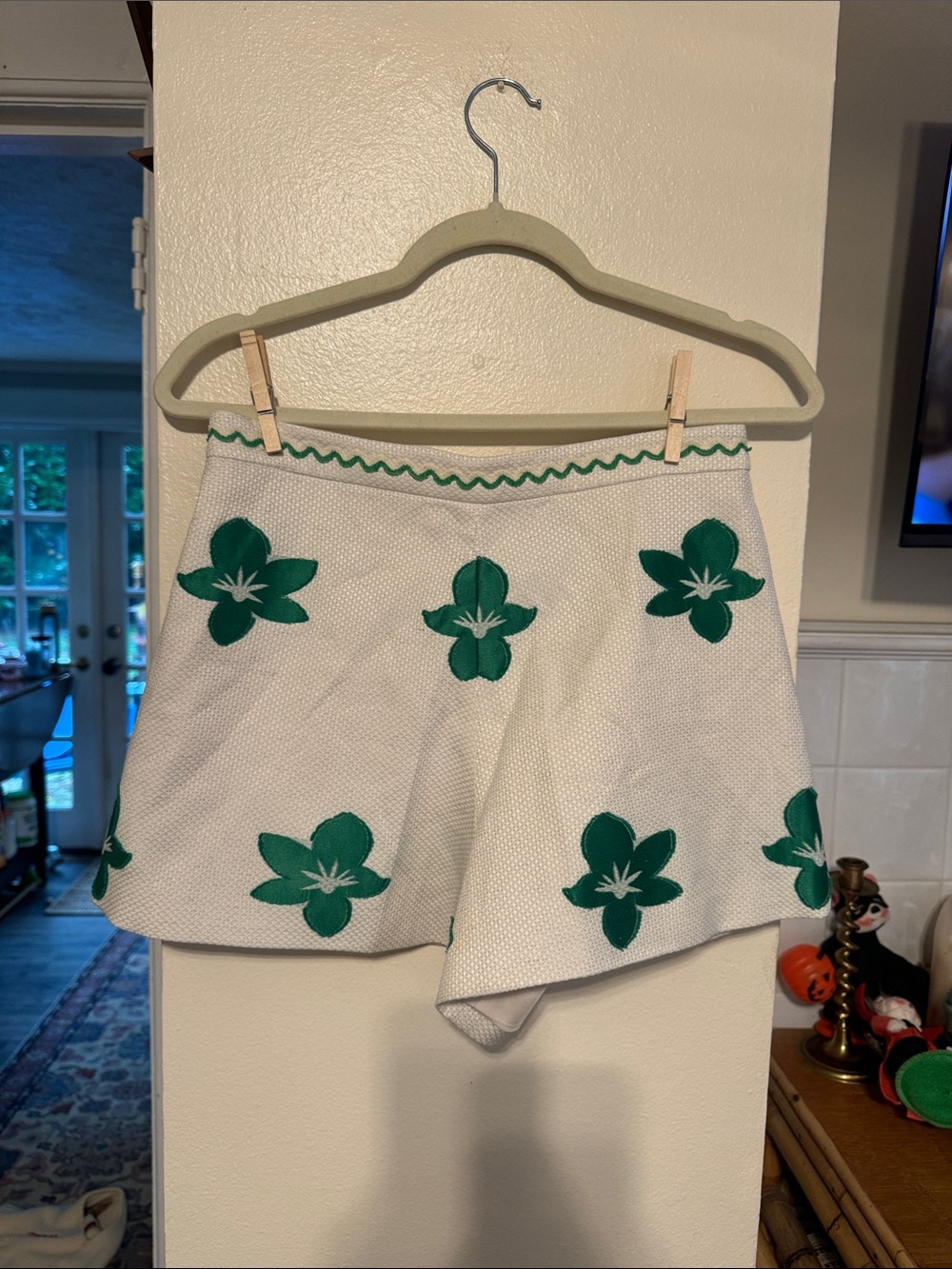 ALEXIS 'Rini" White Shorts with Green Floral Appliqué size Medium
